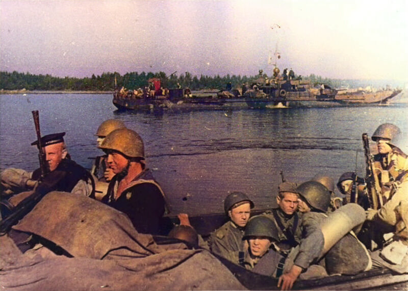 Советские десантники перед высадкой на остров Пайкасаари. На дальнем плане бронекатер проекта 161