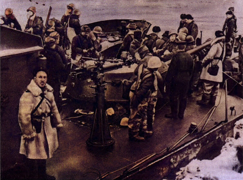 Остров Лаавенсари. Десант размещается на палубе одного из бронекатеров перед выходом на Мерекюльскую операцию, впоследствие названную десантом в бессмертие, 14 февраля 1944 года