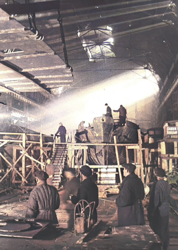 Корпус одного из катеров во время постройки в заводском цехе.
