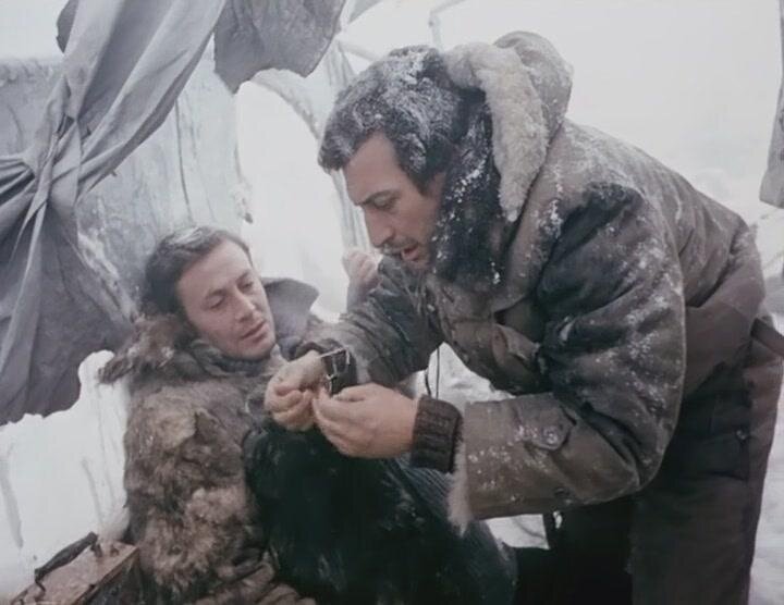 В  галерее – кадры из кино Калатозова «Красная палатка»