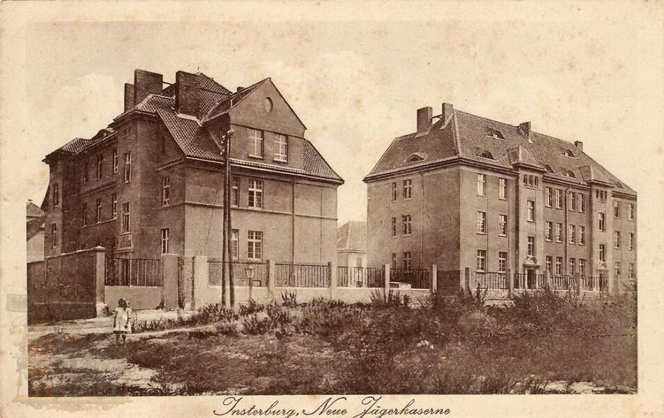 Новопостроенные казармы 9-го конно-егерского полка.