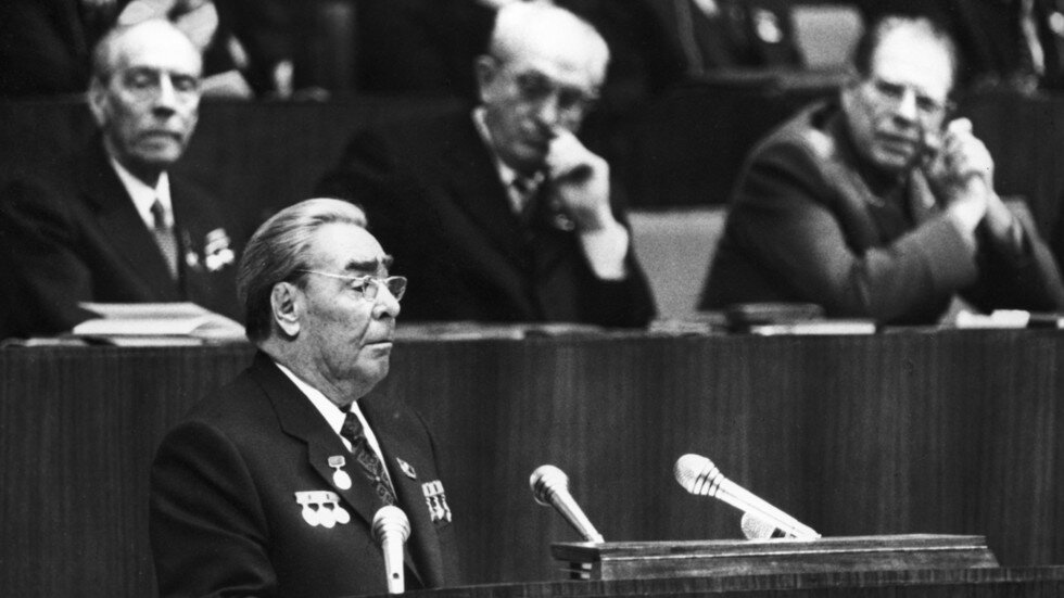 Леонид Ильич Брежнев на трибуне партийного съезда докладывает о достижениях. Фото Яндекс.Картинки. 