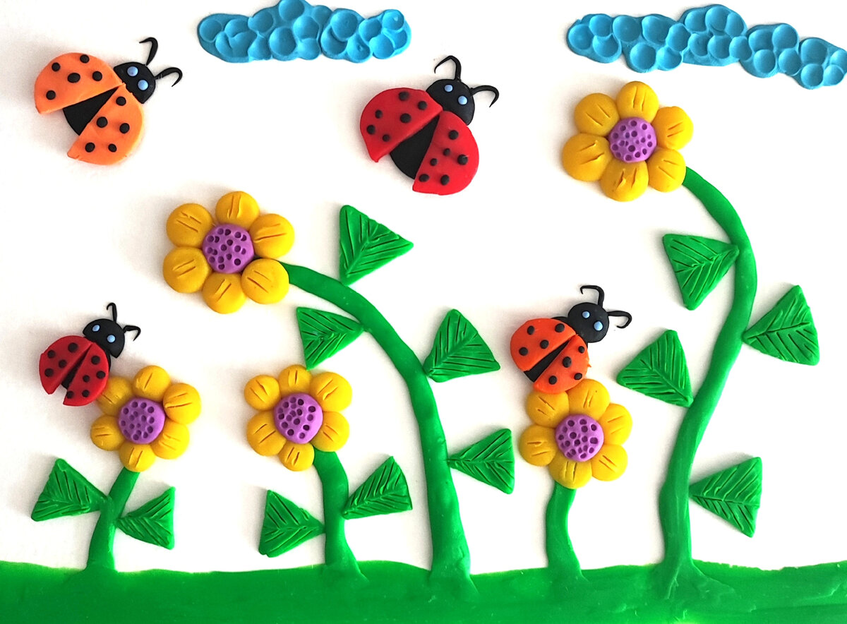 Готовый вариант аппликации из пластилина на картоне Божьи коровки на поляне.