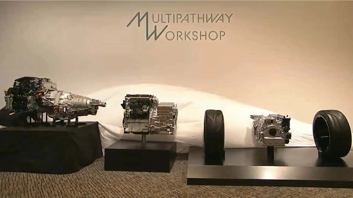 Стенд с прототипами двигателей внутреннего сгорания производства Toyota, Mazda и Subaru. На сегодняшней конференции в Токио