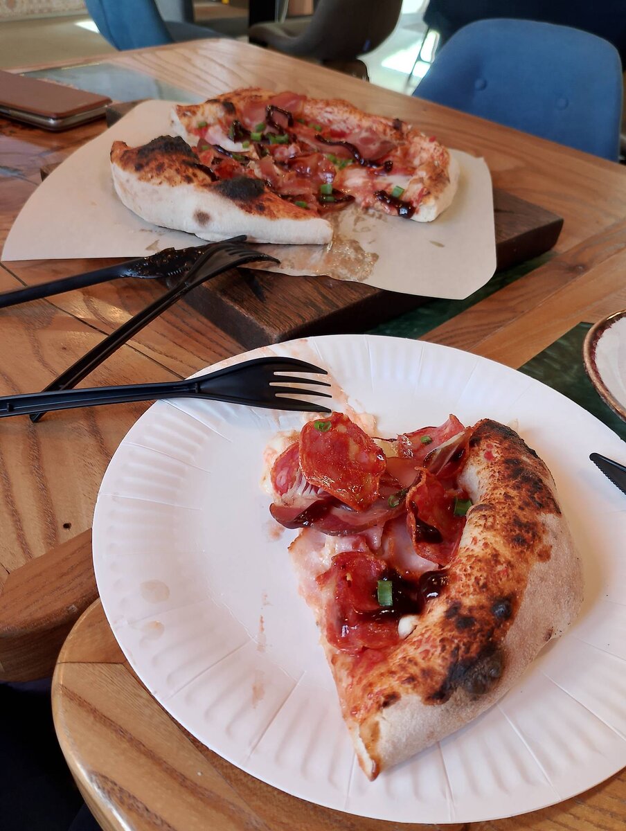 "При чем тут пицца?"- спрашиваете, "Ведь статья про логику?" Объясняю. Если бы я не съел эту пиццу, то умер бы с голоду и не написал бы эту статью. Ну, пусть, не именно эту пиццу, но эта пицца - частный случай, репрезентативный пример всеобщей потребности человека в пище. Следовательно, это логично и вполне уместно в статье про логику.