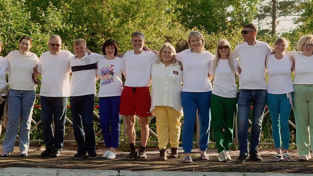 Кадр из видео с песней-переделкой «Малиновая Лада» (Gayazovs Brothers) на выпускном от родителей 