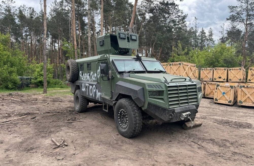 Трофейный канадский МРАП «Рошель Сенатор» из Волчанска. Чутка не успел на Поклонную гору, но наверняка там ещё побывает. Хорошее будет дополнение для коллекции трофейных МРАПов со всего мира, источник – Телеграм-канал Colonelcassad