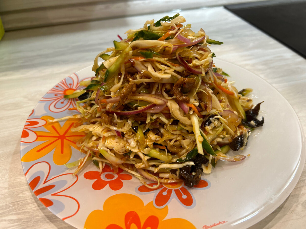 Фото автора. Рассказываю, как готовлю салат из свежей капусты. В восторге все: съедается без остатка и даже заправку хлебушком вымакивают