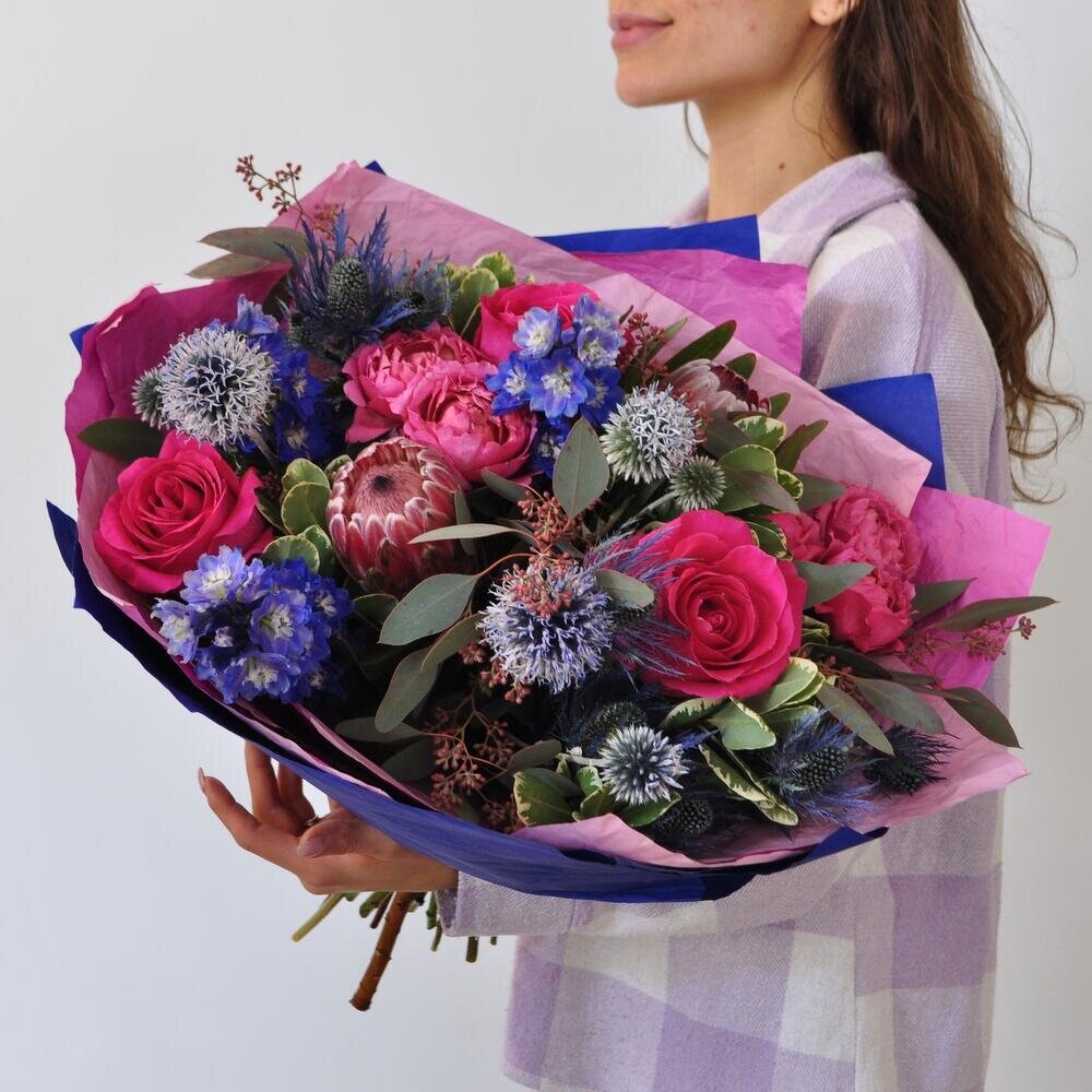 Протея (африканская роза) и розы в ярком букете «Аватар». Фото из архивов Flowwow