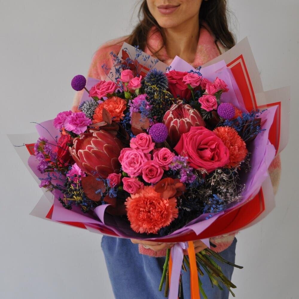 Протея (африканская роза) и розы в букете «Луна моей жизни». Фото из архивов Flowwow