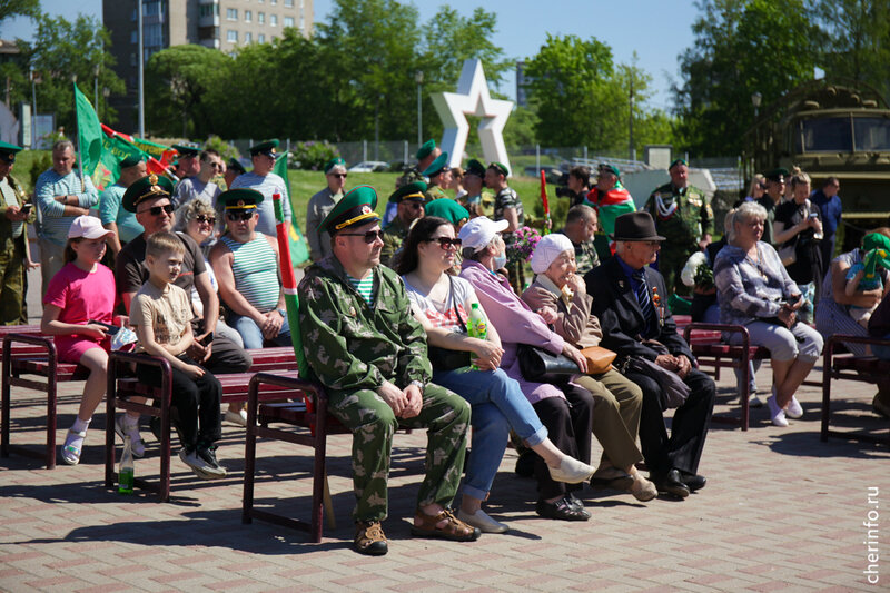    Бронзовую собаку установили в парке Победы, рядом с пограничным столбом.