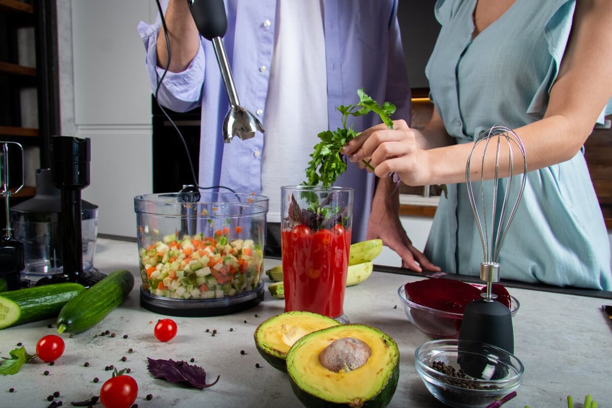 На фото блендер Garlyn HB-320: с ним приготовление любого холодного супа займет несколько минут!