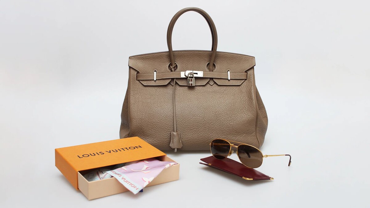 189 вещей бренда Louis Vuitton, 56 вещей бренда Hermes и аксессуары Cartier – такой выбор вы встретите в каталоге Second Friend Store