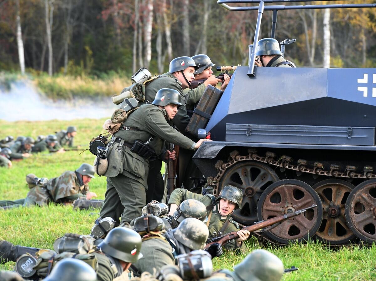    Участники военно-исторической реконструкции на фестивале "Москва за нами. 1941 год". 8 октября 2017© РИА Новости / Илья Питалев