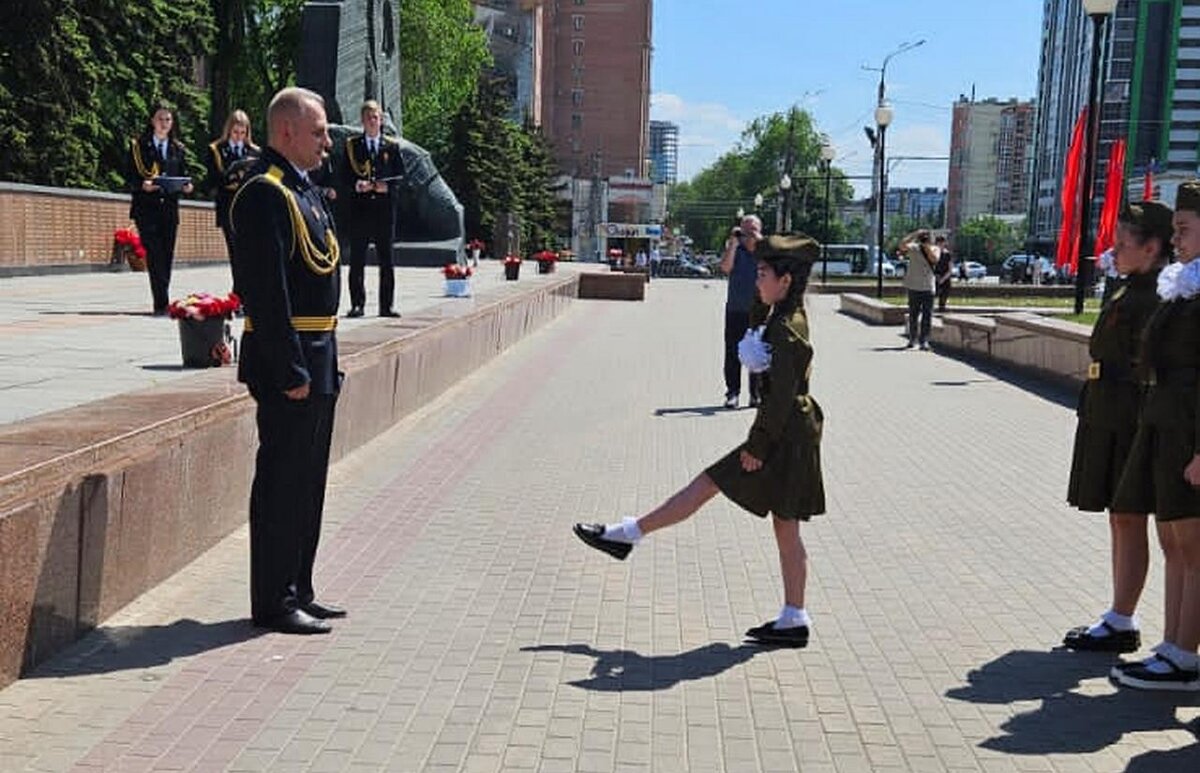 В Коминтерновском районе прошел смотр строя и песни «Равнение на героев» |  Горком36 | Воронеж | Дзен