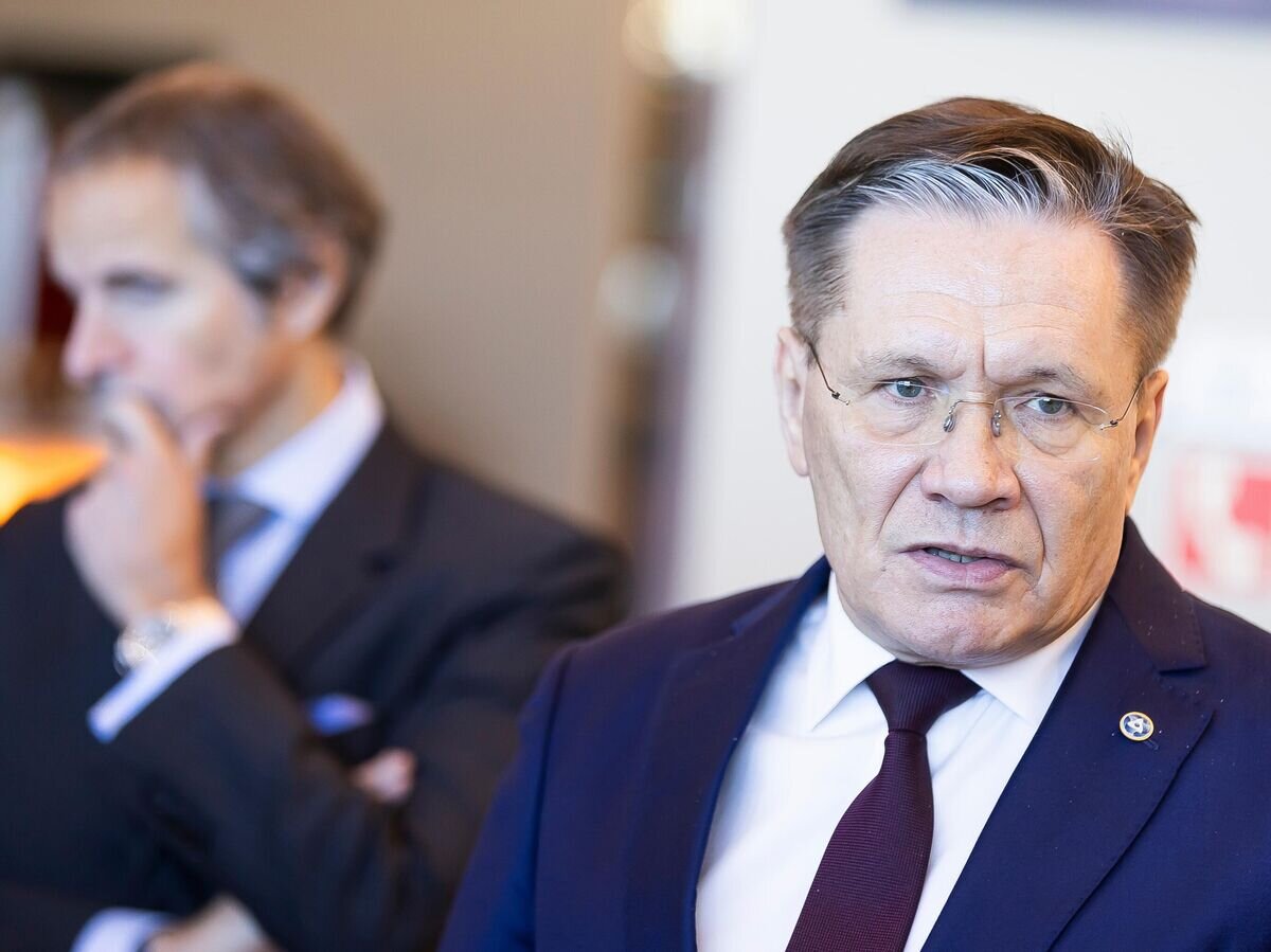    Генеральный директор госкорпорации "Росатом" Алексей Лихачев общается с прессой после переговоров в Калининграде с генеральным директором МАГАТЭ Рафаэлем Гросси© РИА Новости / Госкорпорация "Росатом"