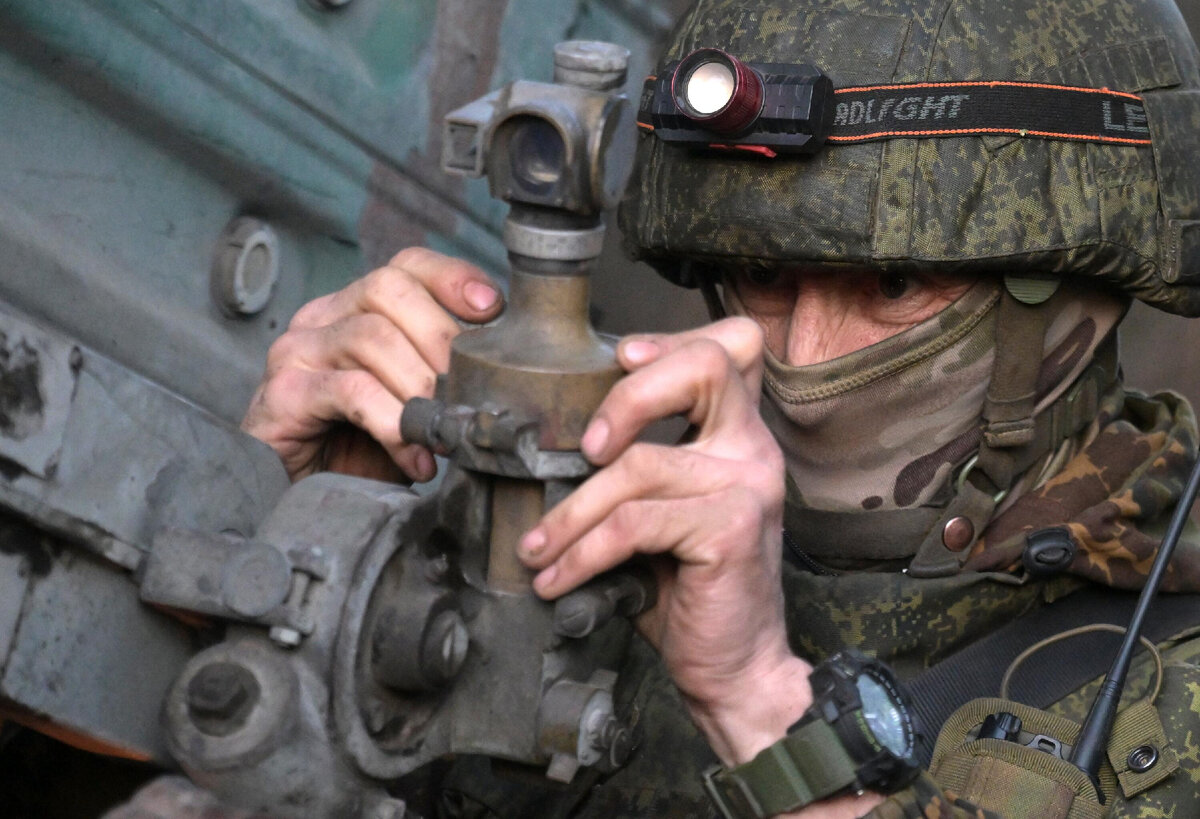 Военнослужащий ВС РФ готовит к стрельбе РСЗО "Град-1" в зоне спецоперации © Sputnik/Евгений Биятов