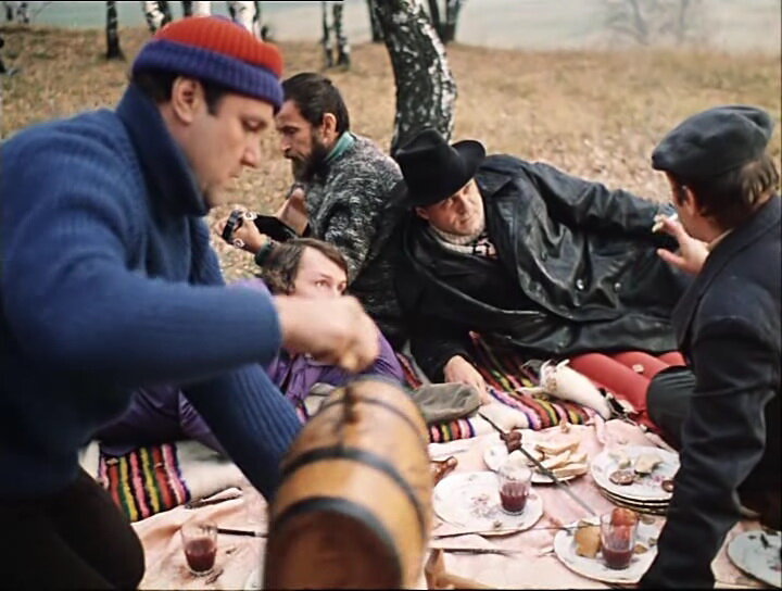 Мужик в кожаном плаще и шляпе идеально одет для пикника ;)