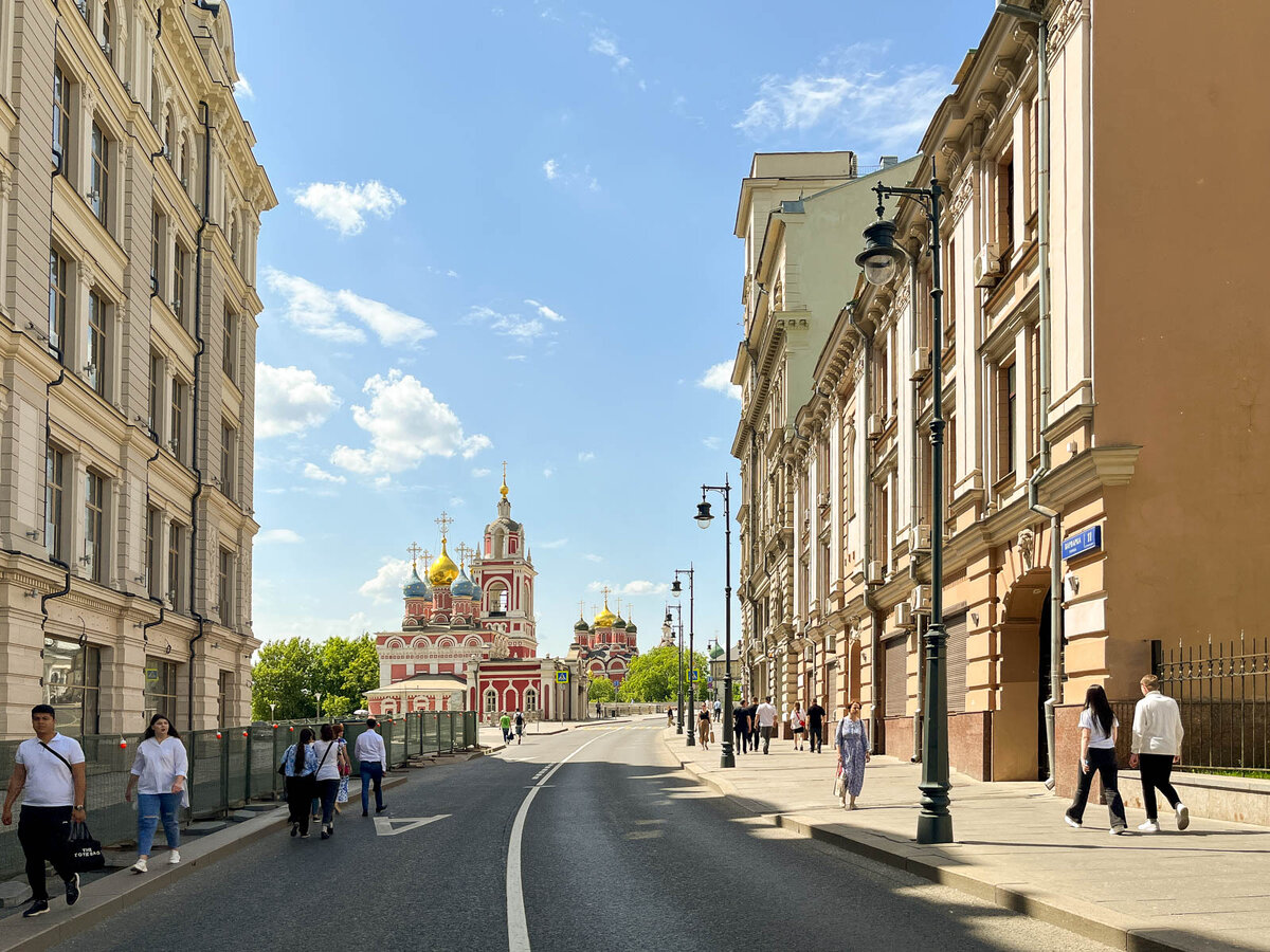 Арка на фото - не та, она относится к усадьбе Чириковых - Арманд (Варварка, 11, строение 1).