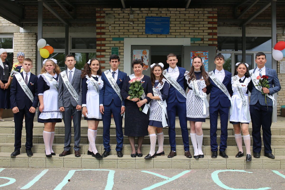 Последний звонок в с. Решетино, Пензенская обл., фото автора © Виктория Полшкова, 2021