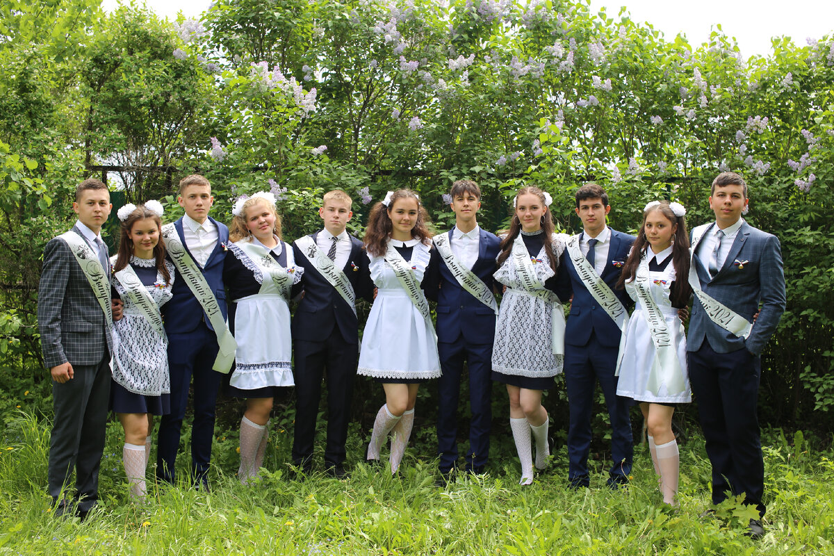 Последний звонок в с. Решетино, Пензенская обл., фото автора © Виктория Полшкова, 2021