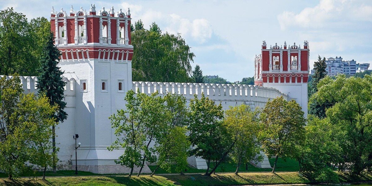 На территории некрополя Новодевичьего ставропигиального женского монастыря г. Москвы отреставрировали 72 могилы и надгробия.