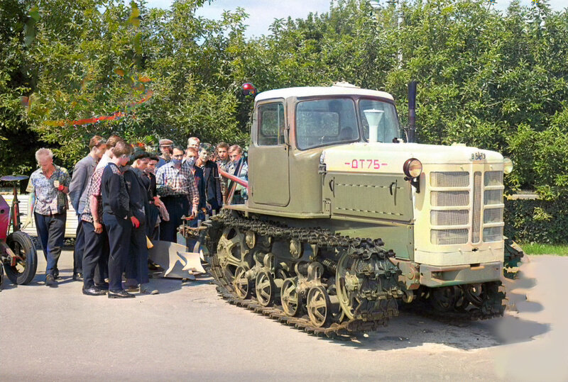 Первые советские трактора появились в СССР практически сразу после создания Страны Советов, точнее в 20-х годах прошлого столетия.