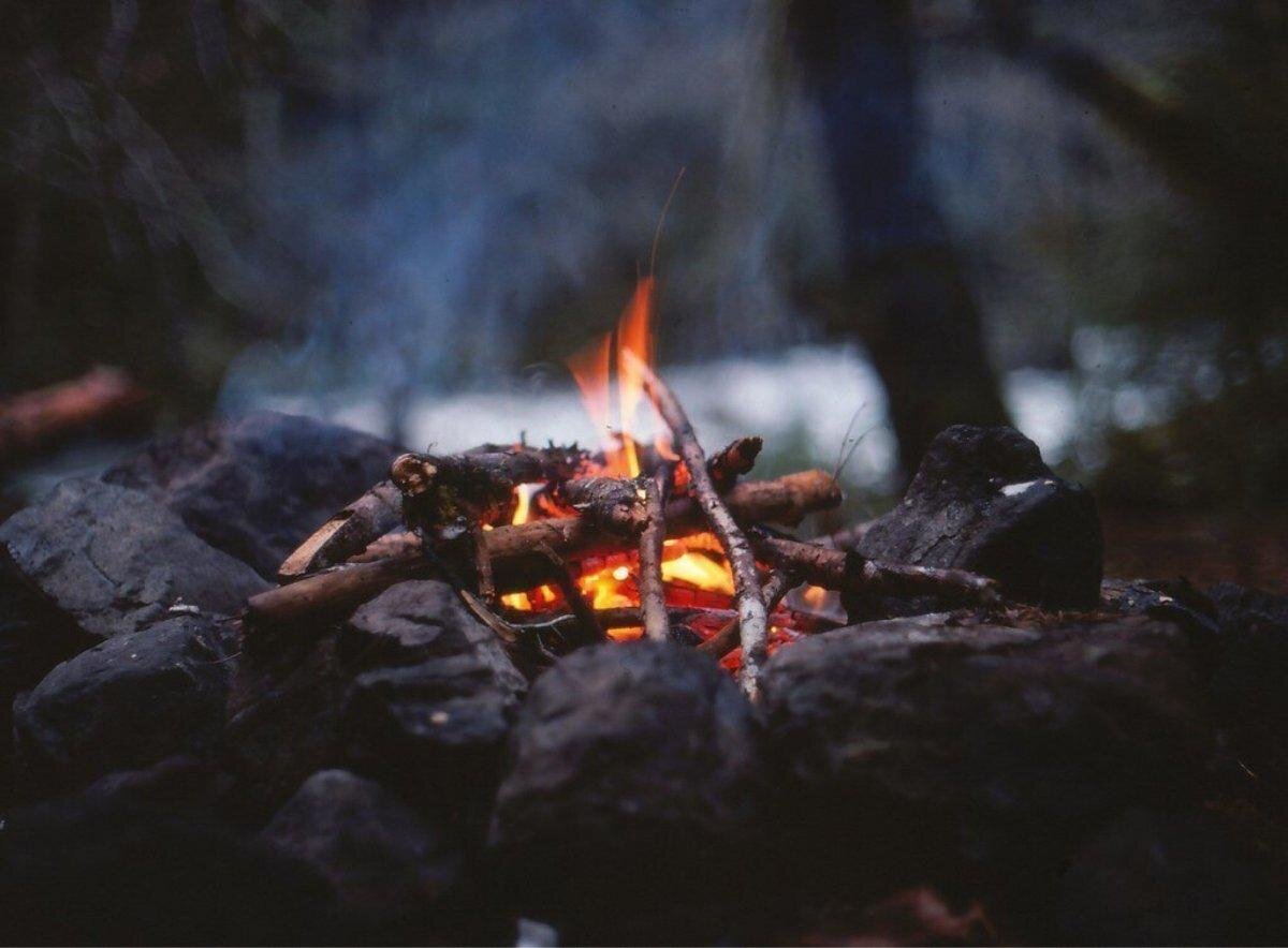 Искры пламени, успокаивающий звук потрескивающих дров, мягкое тепло. Костёр ассоциируется с чем-то первобытным и уютным, является неотъемлемым частью отдыха на природе.