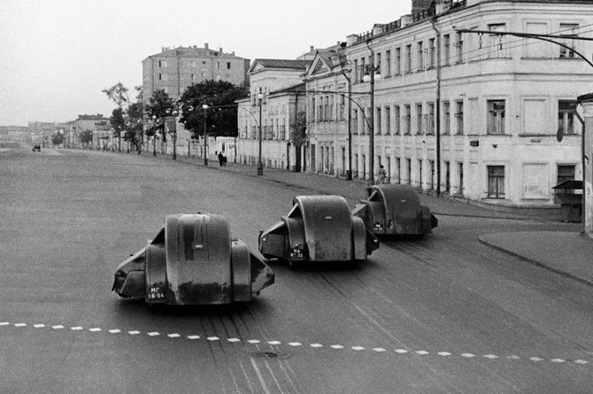 Подметально–уборочные машины ПУ–7 на улицах Москвы, 1938 г. 