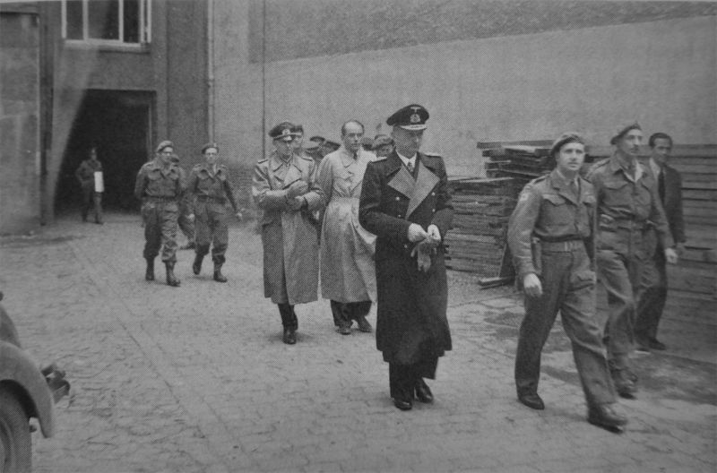 Дениц, Шпеер и Йодль выходят после ареста из здания правительства Германии, 23.05.45. 