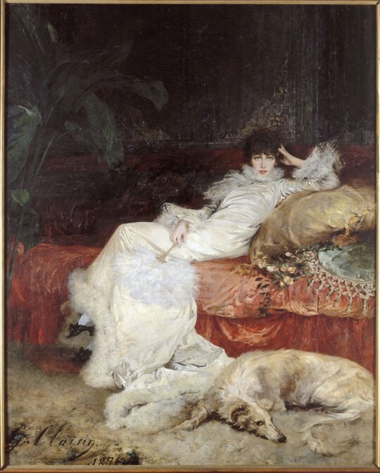 «Портрет Сары Бернар», Жорж Кларен. Сара Бернар, "Божественная Сара", была величайшей актрисой сцены «Прекрасной эпохи». Александр Дюма описывал её как: "Королева взглядов и принцесса жестов. Эта голова девственницы на теле, похожем на метлу". Бернар олицетворяла миф о роковой женщине и эстетике конца века на протяжении трех поколений.