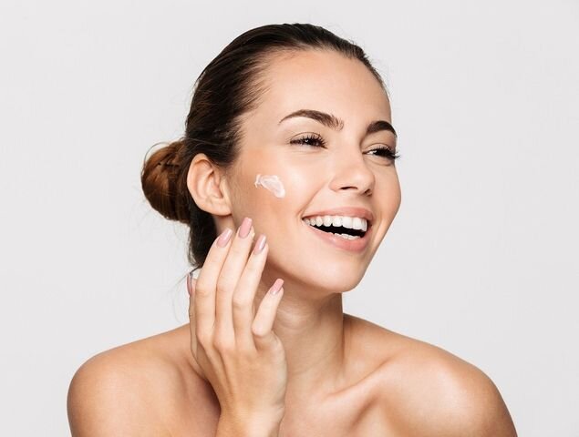 защитный крем для уменьшения морщин IWOSTiN Age Lift SPF 50 (Adobe Stock)