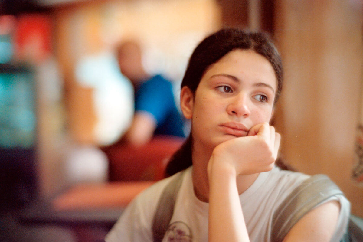 Многие люди живут так, будто на их плечах лежит тяжесть всего мира, постоянно беспокоясь о своей личной жизни и страдая от боли и зла