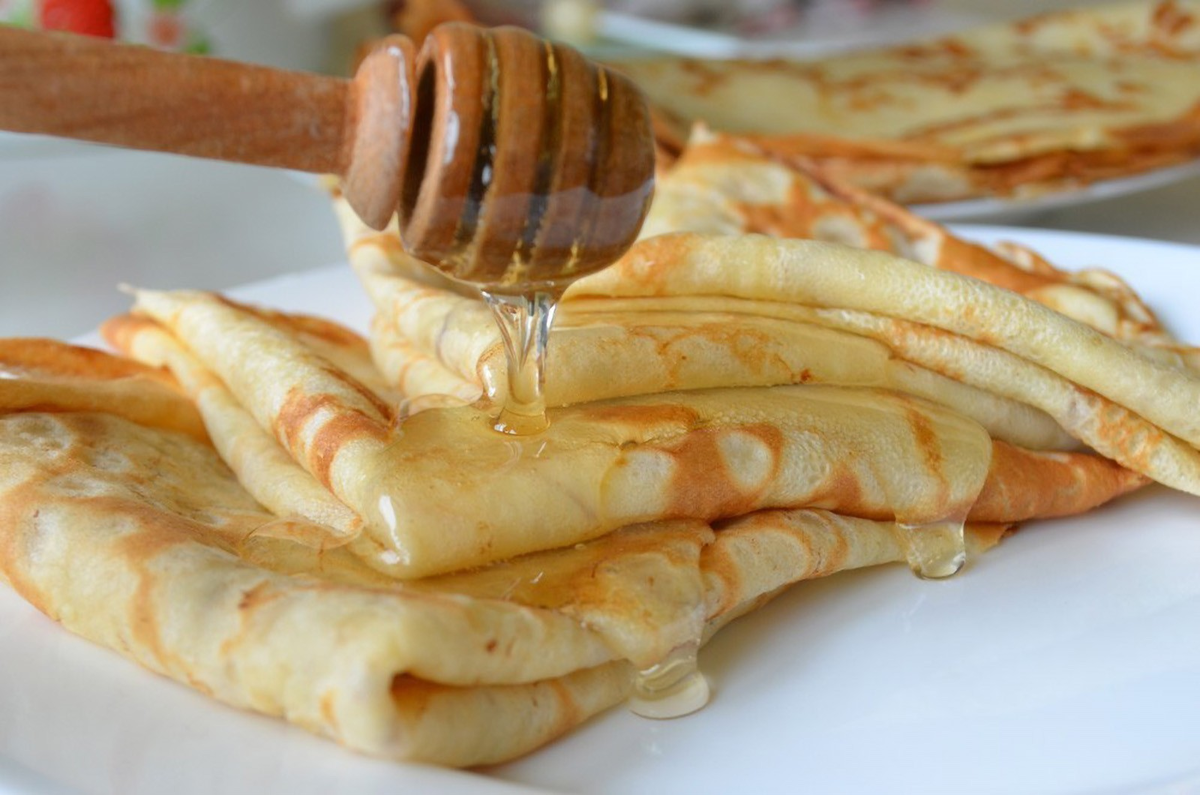 Блины на молоке более нежные и мягкие.