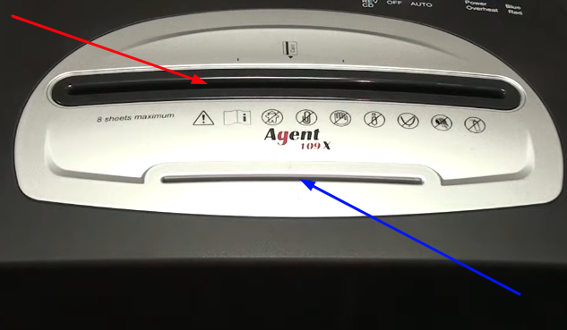 Фото 1. Красной стрелкой указан разъем для уничтожения бумаги. Синей стрелкой указан разъем для уничтожения CD дисков и пластиковых карт