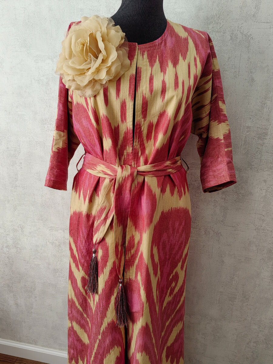 Моя прелесть. Висела на Авито, ждала меня. Теперь висит у меня в гардеробе, ждёт, когда под неё подберу что-то, кроме цветка))).