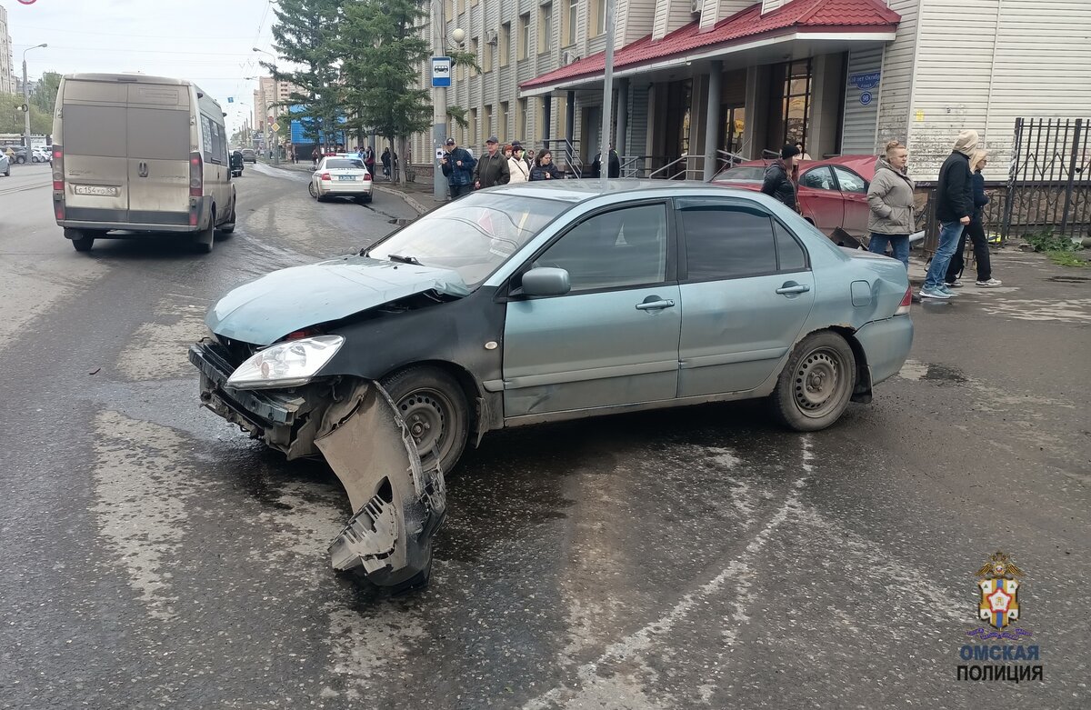 В центре Омска иномарка, вылетевшая на тротуар, сбила пенсионерку | РИА « Омск-информ» | Дзен