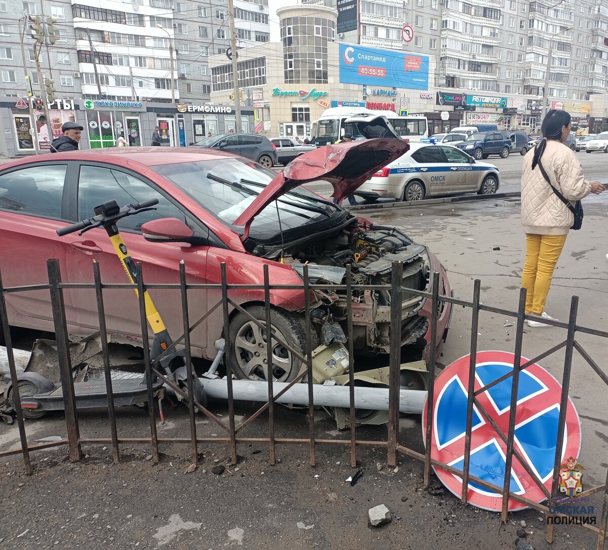 В центре Омска иномарка, вылетевшая на тротуар, сбила пенсионерку | РИА  «Омск-информ» | Дзен