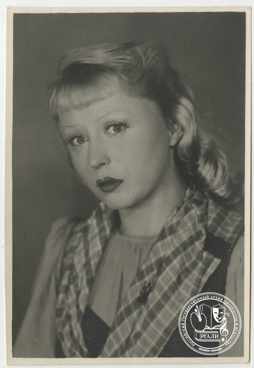 Фотография актёрских проб Я.Б. Жеймо в роли Золушки из фильма Н.Н. Кошеверово й и М.Г. Шапиро «Золушка». 1947 г. РГАЛИ. Ф. 3040. Оп. 1