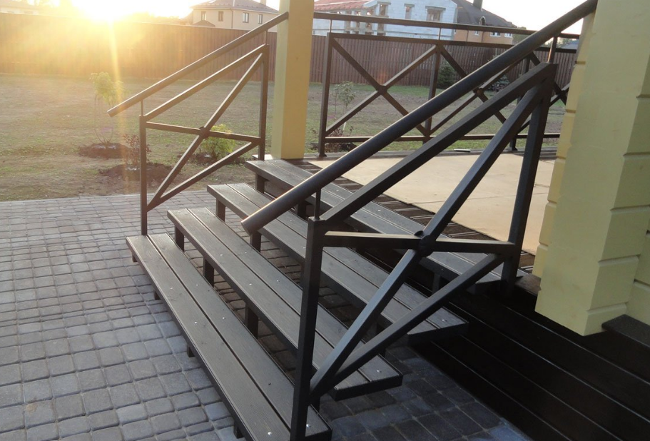 Крыльцо на металлокаркасе. Фотография из свободных источников