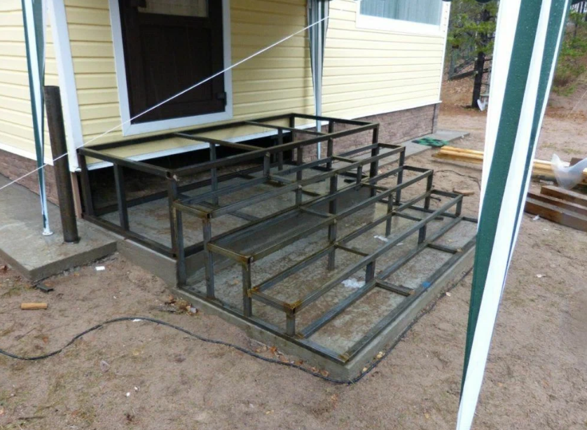 Металлический каркас для крыльца. Фотография из свободных источников