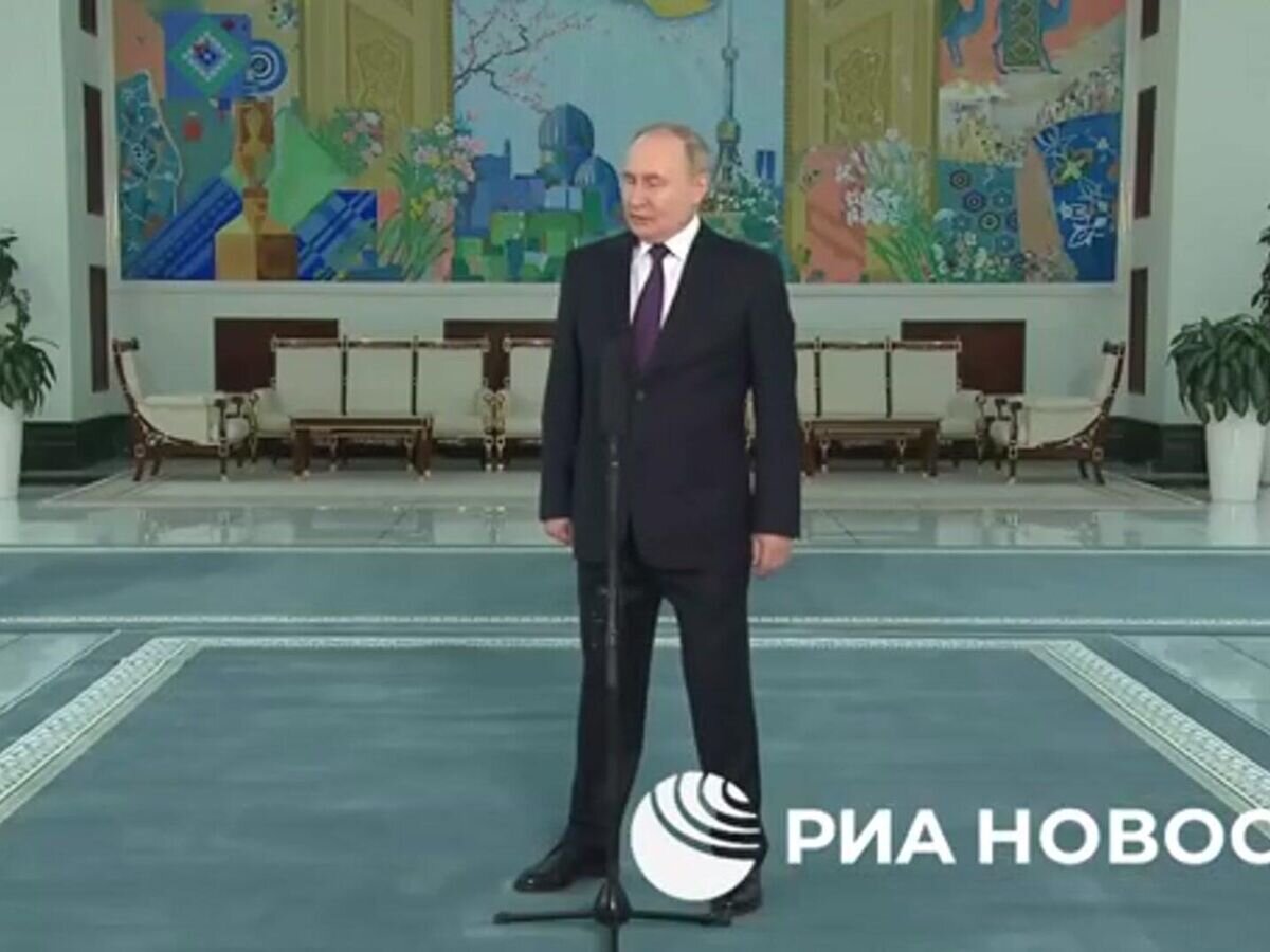    Путин: "К сожалению, пока Александр Григорьевич военными на Украине не командует"© РИА Новости