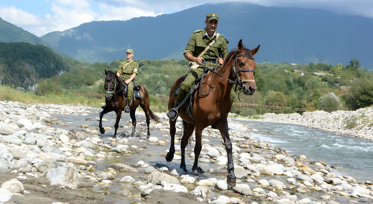 Днем и ночью, летом и зимой, в дождь и стужу выходят в дозор пограничники