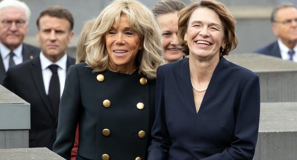    Брижит Макрон и Эльке Бюденбендер на церемонии возложения венков к мемориалу жертвам Холокоста, Берлин, 27 мая 2024 года. Andreas Gora / Global Look Press