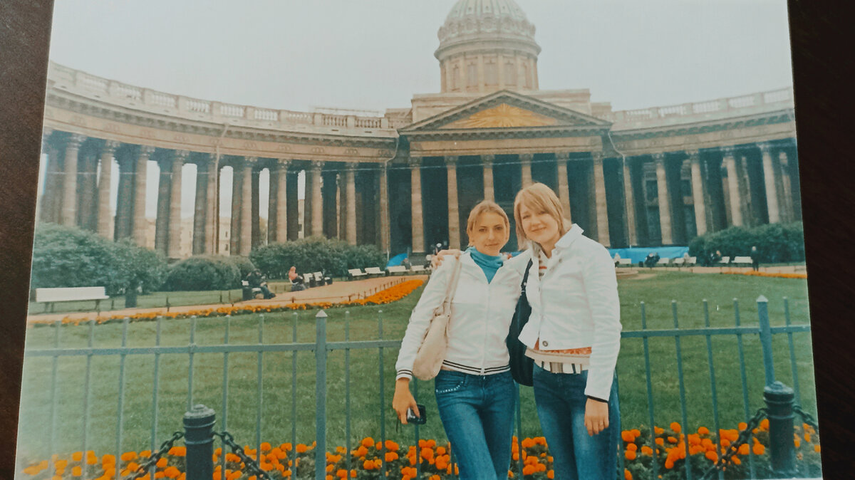 Молодухи - я и моя Анастасия))) На фоне Казанского собора