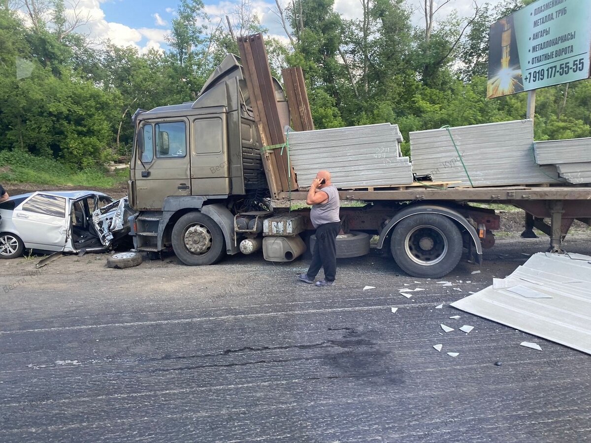     Под Курском в серьёзном ДТП с грузовиком получили травмы два человека