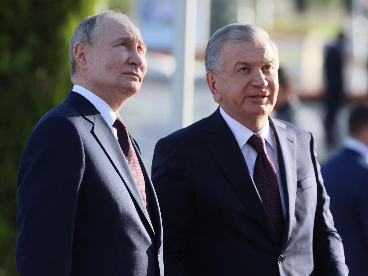    Президент РФ Владимир Путин и президент Узбекистана Шавкат Мирзиеев во время посещения мемориального комплекса "Парк Победы" в Ташкенте© РИА Новости / POOL