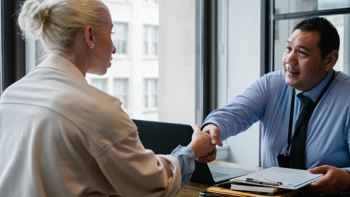    Рекрутер пожимает руку кандидатке:Pexels