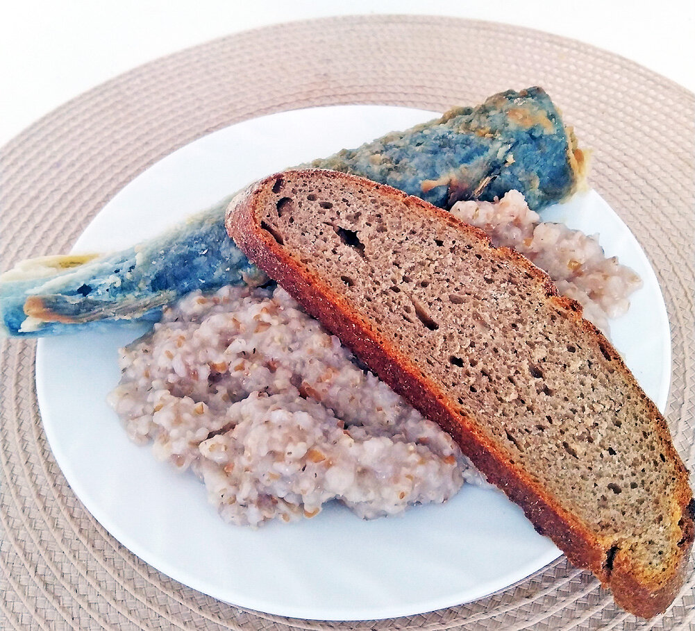 Это мой вчерашний завтрак. 150 жареной наваги, 150 ячки с маслицем и 40 относительно ржаного. Для завтрака норм.