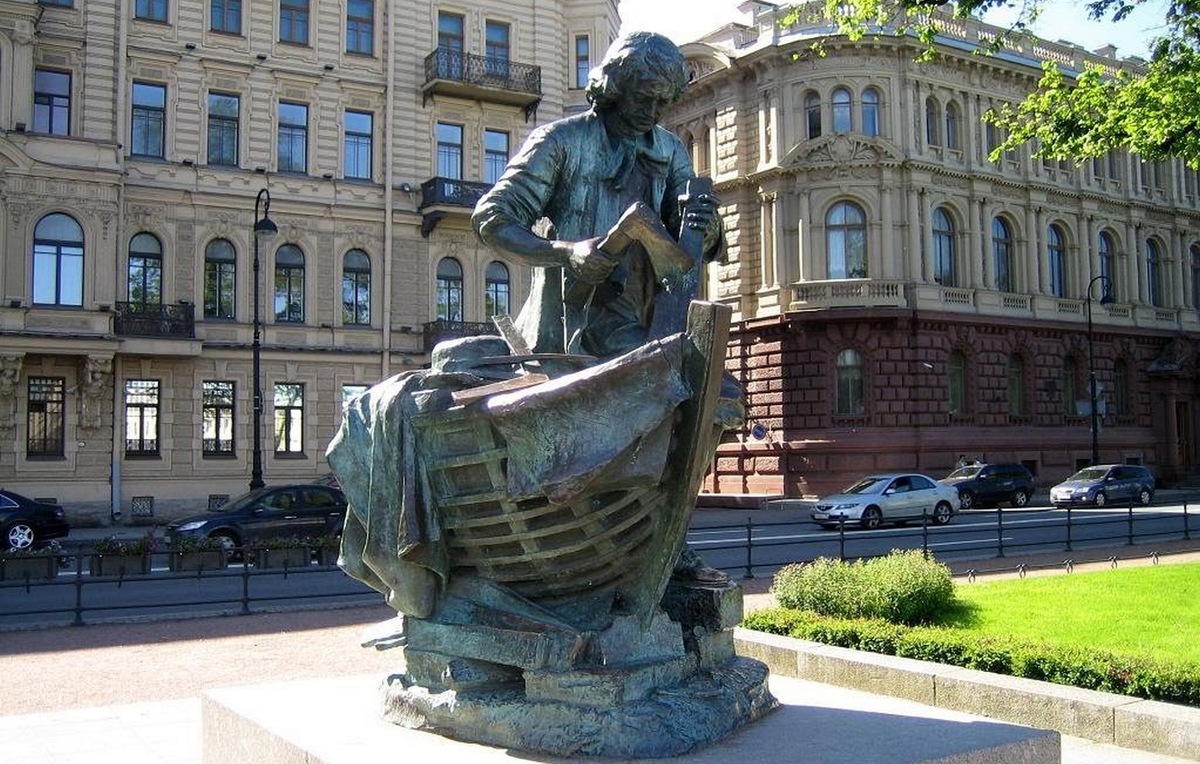 Памятник Петру I на Адмиралтейской набережной (около Дворцового моста)